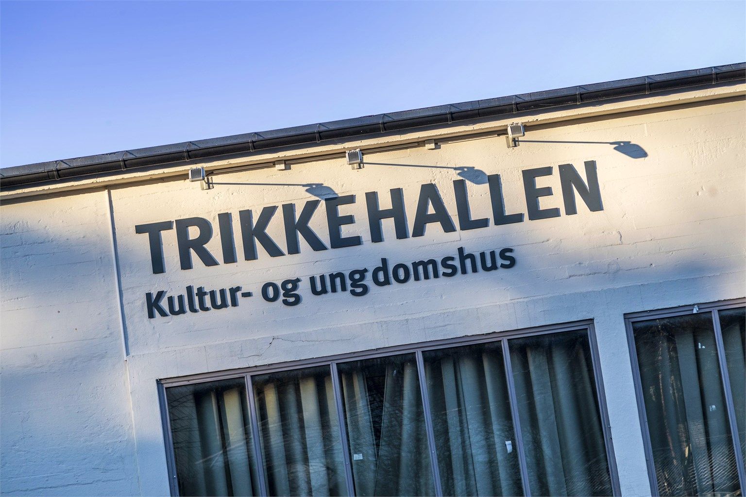 Trikkehallen ligger ca. 100 meter ned i gaten der trikk 12 og 15 har hyppige avganger