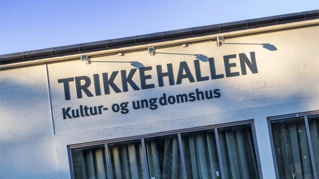 Trikkehallen ligger ca. 100 meter ned i gaten der trikk 12 og 15 har hyppige avganger