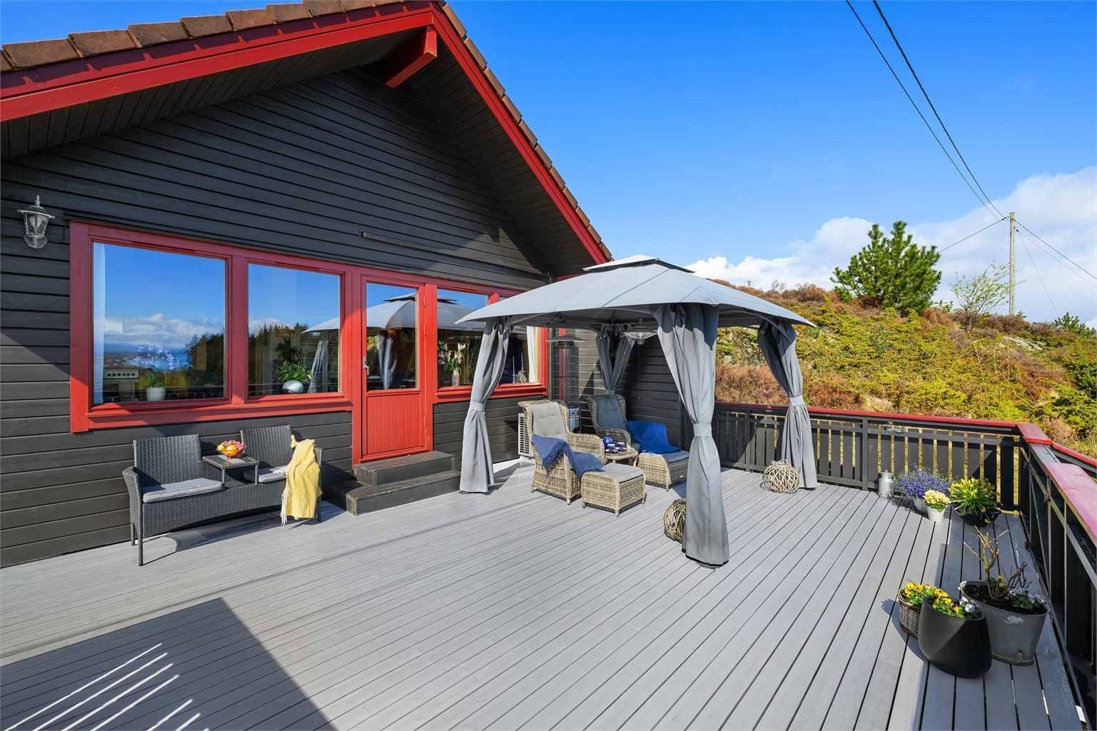 Koselig terrasse med mange bruksområder omringer store deler av hytten.
