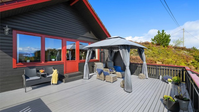 Koselig terrasse med mange bruksområder omringer store deler av hytten.