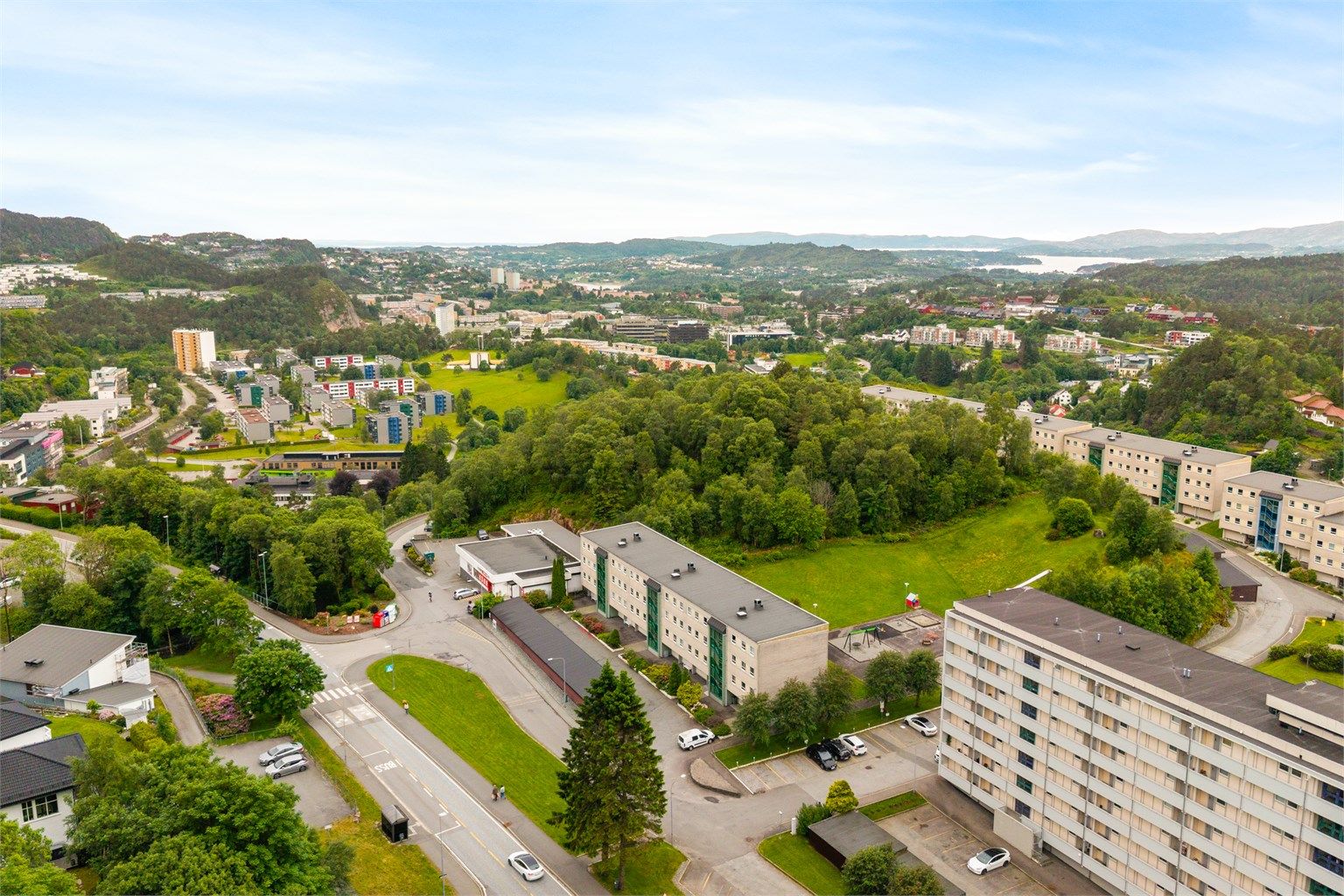 Busstoppet sikthaugen terrasse tar deg til sentrum i løpet av 7 minutter med linje nr. 15. Hovedlinje nr.4 går fra hovedveien med et par minutters gange