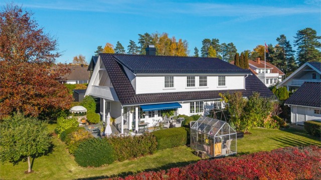 Tomten er pent opparbeidet med velstelte grøntarealer, frodig beplantning og gode plenarealer som innbyr til lek, rekreasjon og hageglede