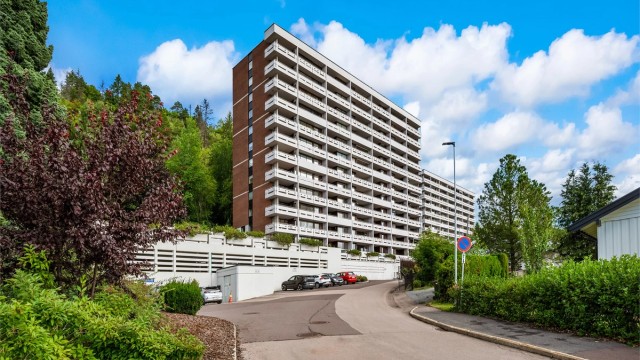 Eiendommen har en egen parkeringsplass med el-billader. Ny heis ble installert i bygget i 2026.