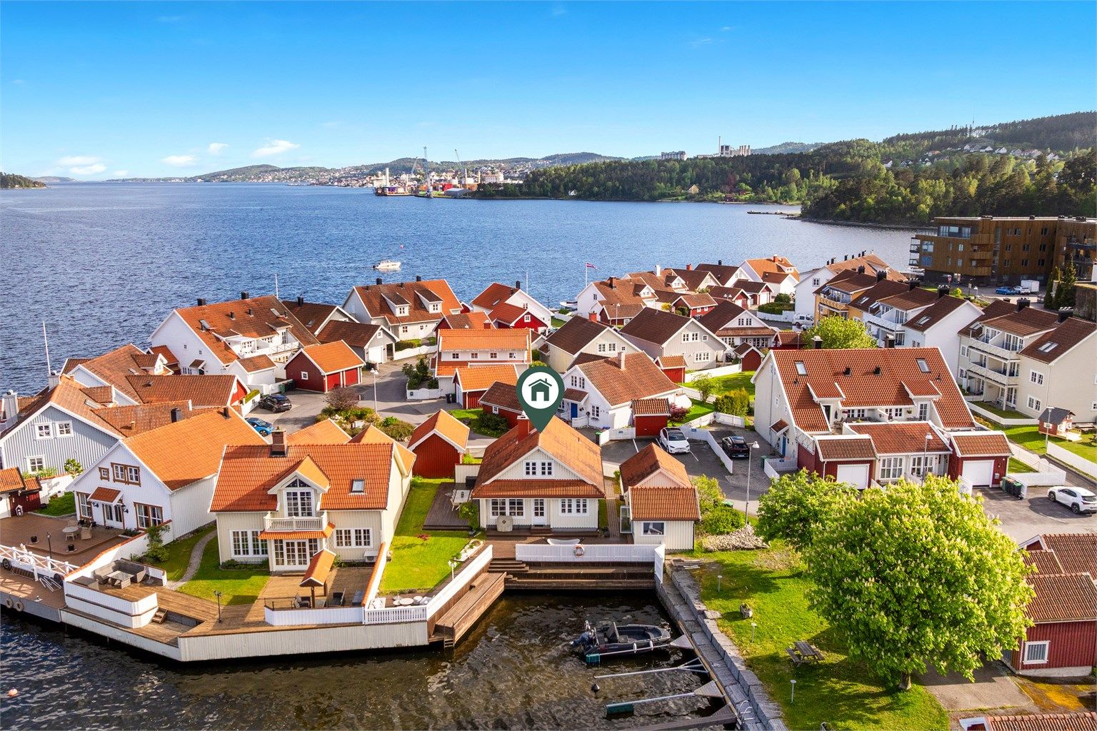Brevik seilforening holder til rett på andre siden av fjorden og ofte arrangeres regattaer som er et fint skue.