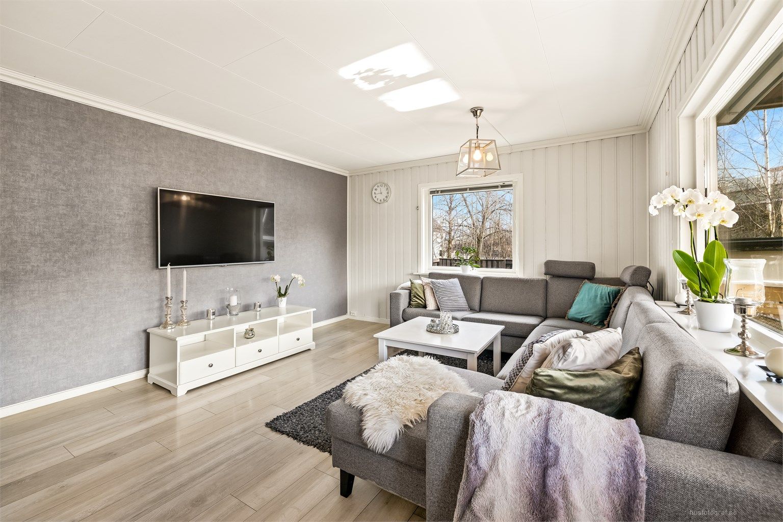 Stuen er lett å møblere med god plass til både sofagruppe og medieoppsett.