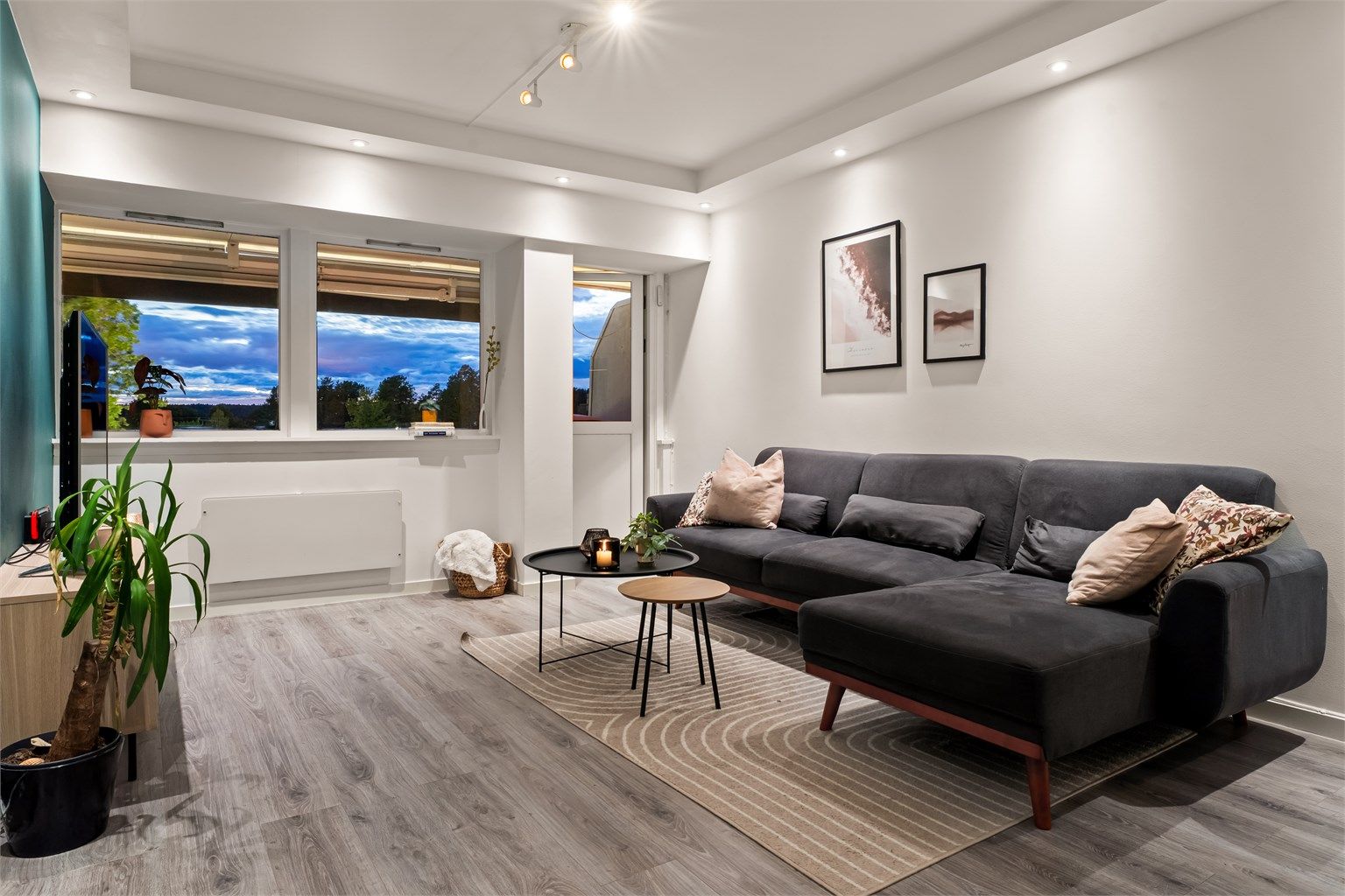 Fra stuen er det utgang til overbygget balkong 