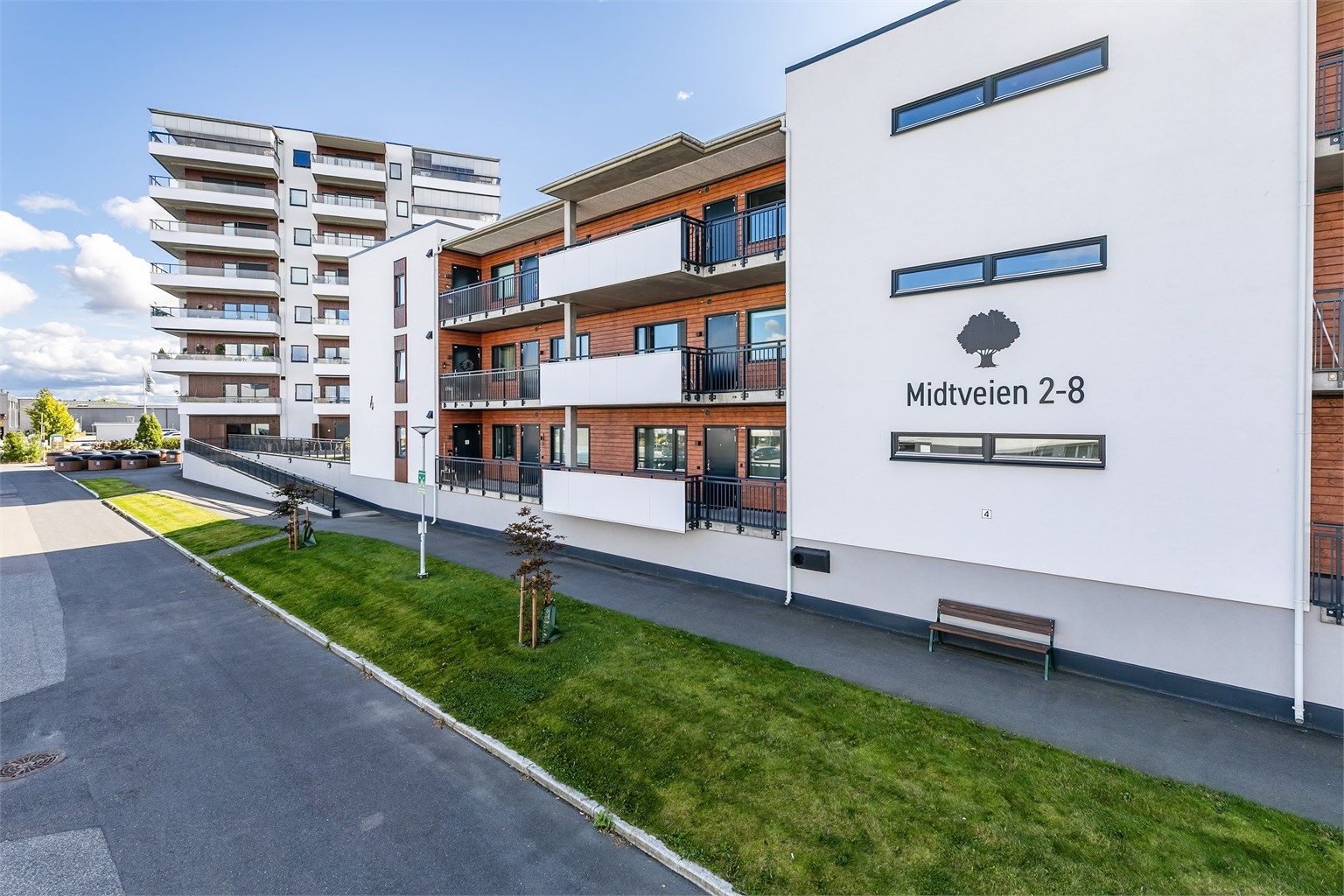 I sameiet Midtveien 2-8 inngår 140 boligseksjoner. Sameiet har ingen fellesgjeld.