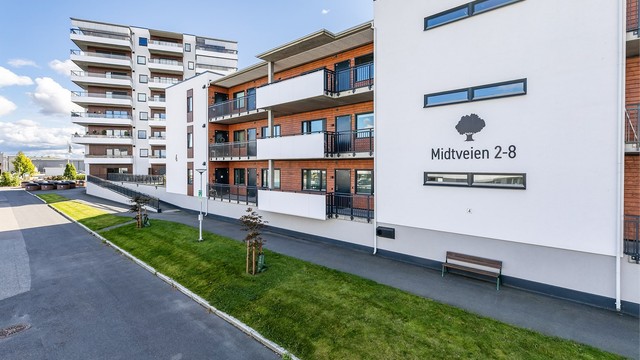 I sameiet Midtveien 2-8 inngår 140 boligseksjoner. Sameiet har ingen fellesgjeld.