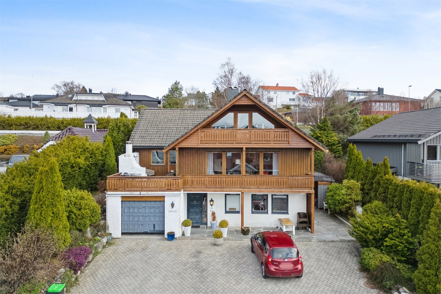 Velkommen til Uraplass 4, en innholdsrik enebolig med utleiedel beliggende like ved sjøen på Åse, presentert av Eiendomsmegler/Partner Marit Stuen Aursnes