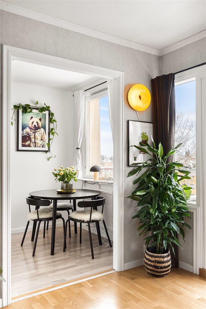 Kjøkkenet ligger praktisk tilknyttet stuen, men er samtidig adskilt.