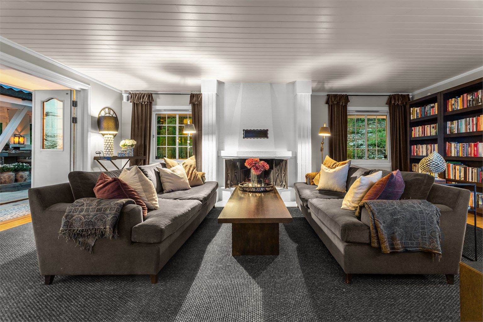 I stuen er det hyggelig peisovn som skaper hyggelig stemning