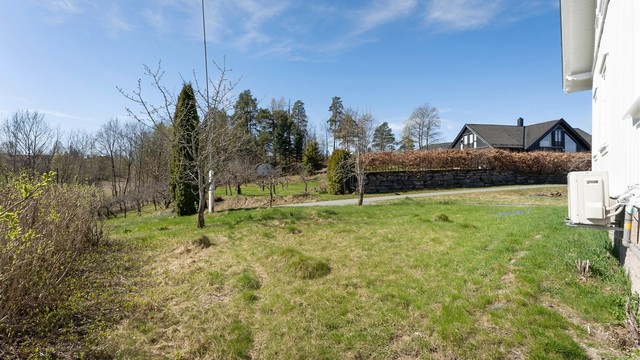 Boligen har en stor tomt på over 1 800 kvm