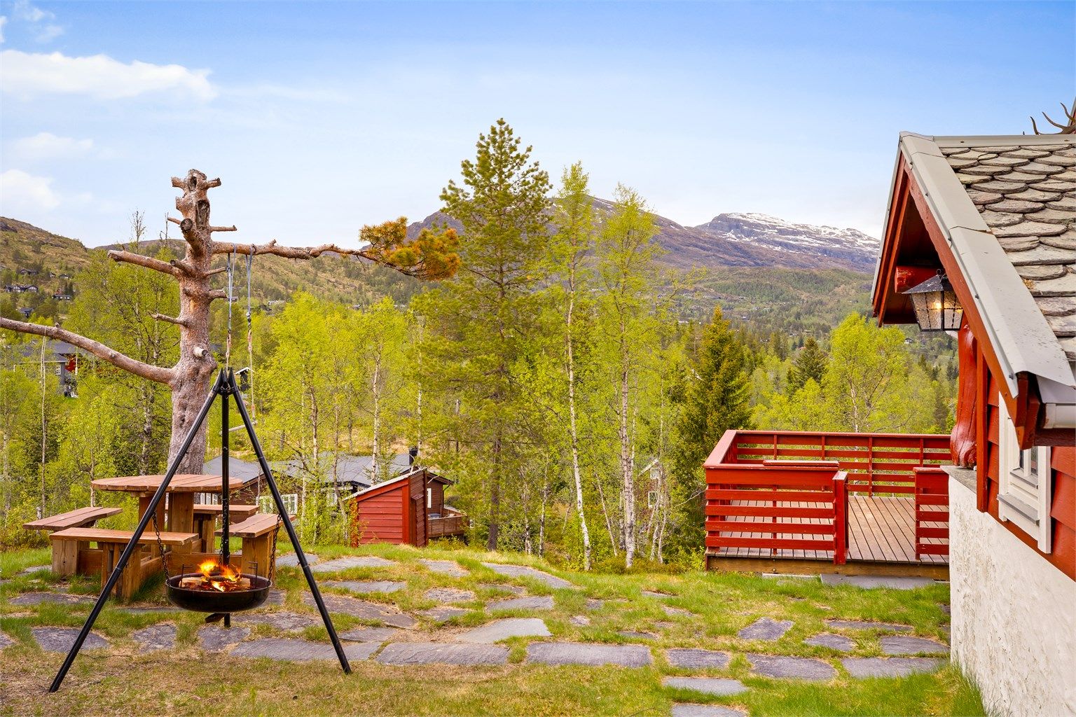 Stor, sørvendt terrasse og en herlig, skjermet beliggenhet sentralt på Kvamskogen. Sol fra tidlig morgen til sen kveld.
 Didrik Høeg