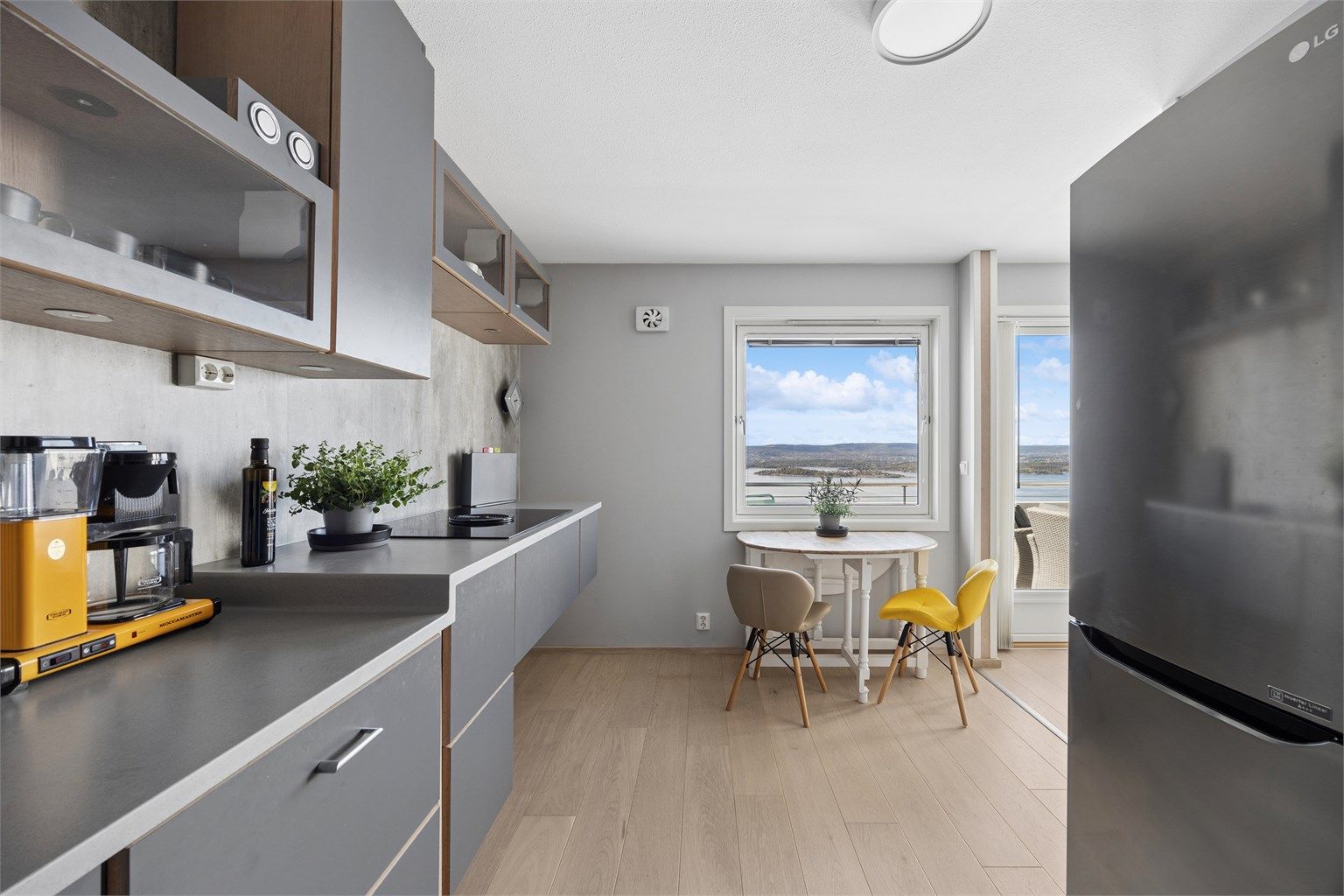 En praktisk spiseplass ved vinduet  i tilknytning til kjøkkenet.