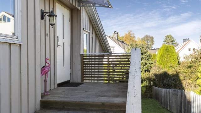 Inngangsparti med markterrasse og ytterdør med kodelås fra 2017.