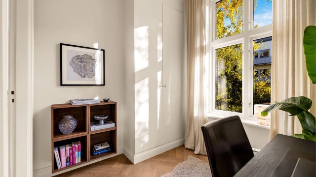 Også her har du plassbygget garderobeskap til oppbevaring.