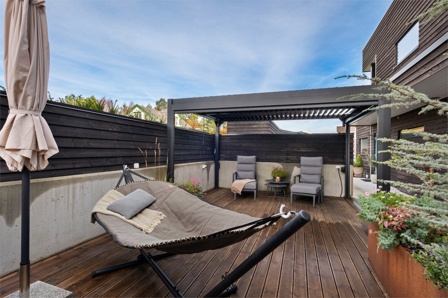 Nordvendt markterrasse på 29 kvm med pergola 