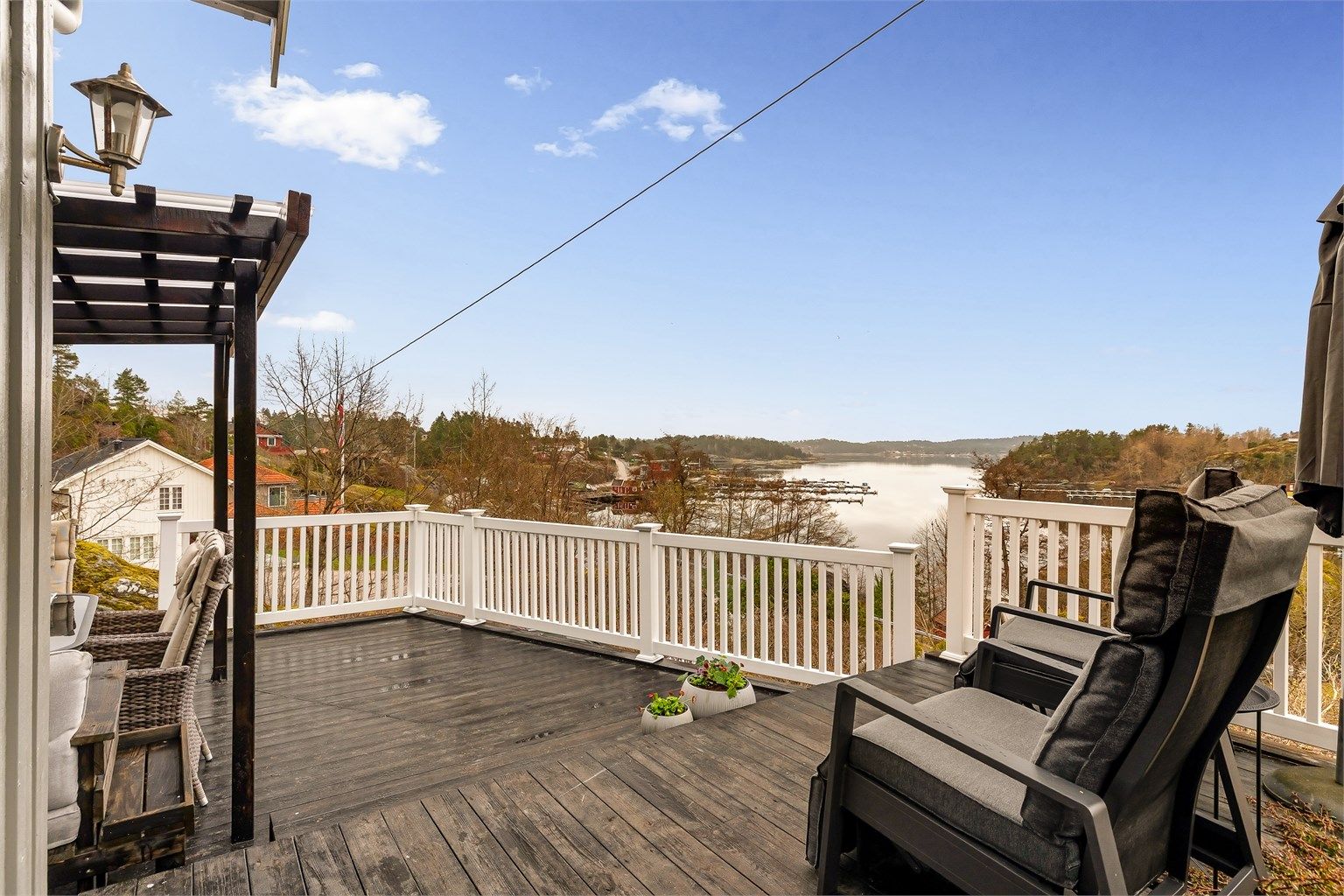 MAJESTETISK UTSIKT: Fra terrassen man en fantastisk utsikt utover Trosbyfjorden.