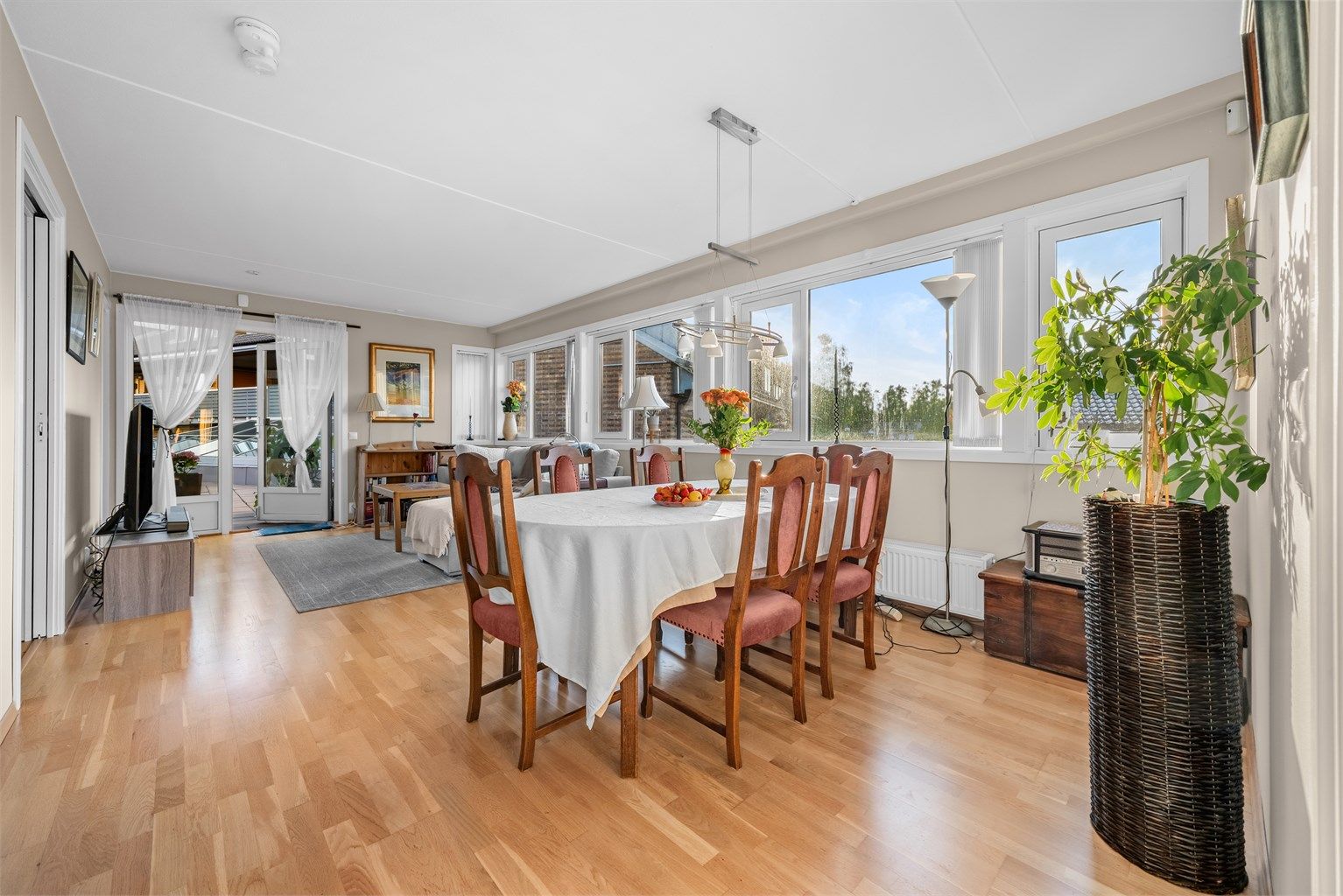 Stue - Legg merke til de store vindusflatene, disse gir godt naturlig lys i boligen.