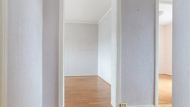 Fra entréen er det direkte adkomst til stue, kjøkken, bad og soverom.