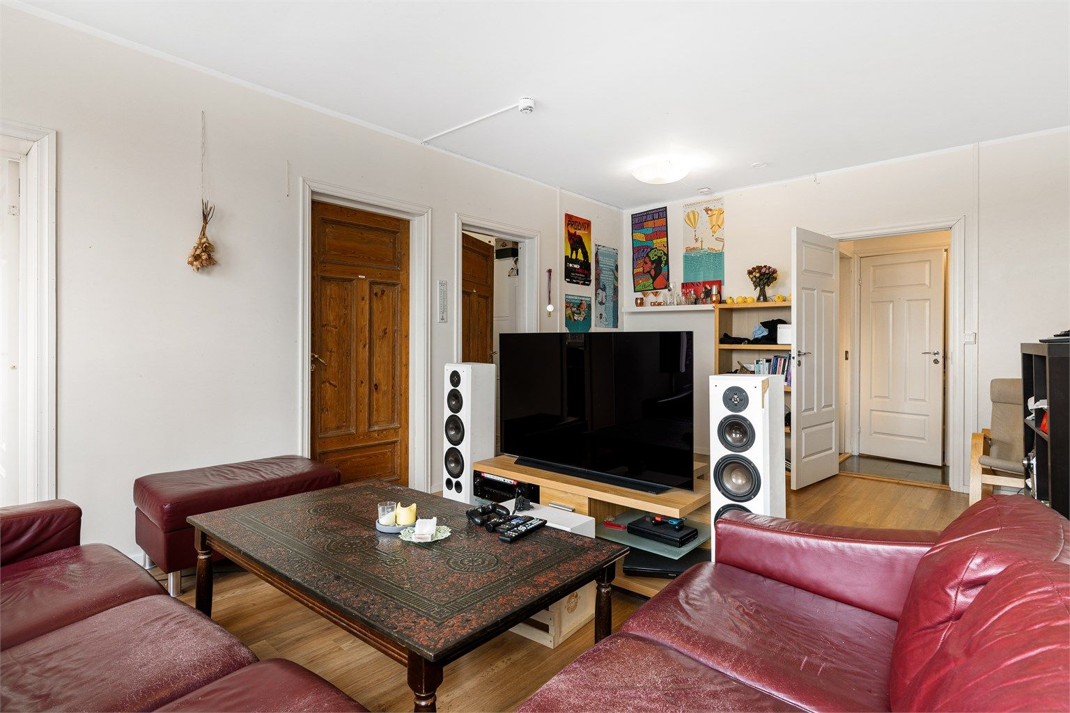Stuen er lys og luftig og har god plass til sofagruppe med tilhørende TV-møblement.