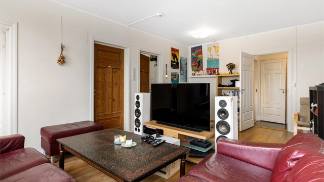 Stuen er lys og luftig og har god plass til sofagruppe med tilhørende TV-møblement.