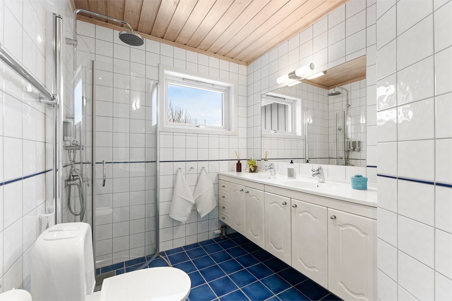 Boligen har totalt tre bad. Dette ligger praktisk til i soveromsfløyen.