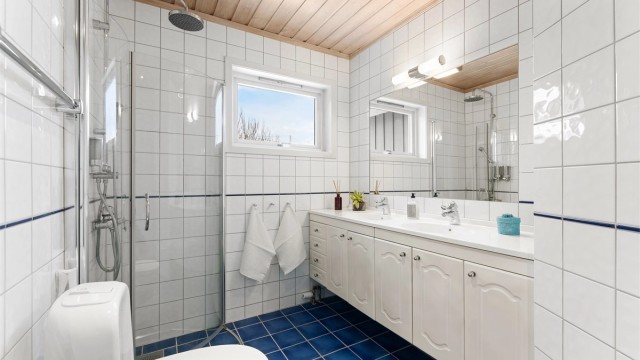 Boligen har totalt tre bad. Dette ligger praktisk til i soveromsfløyen.