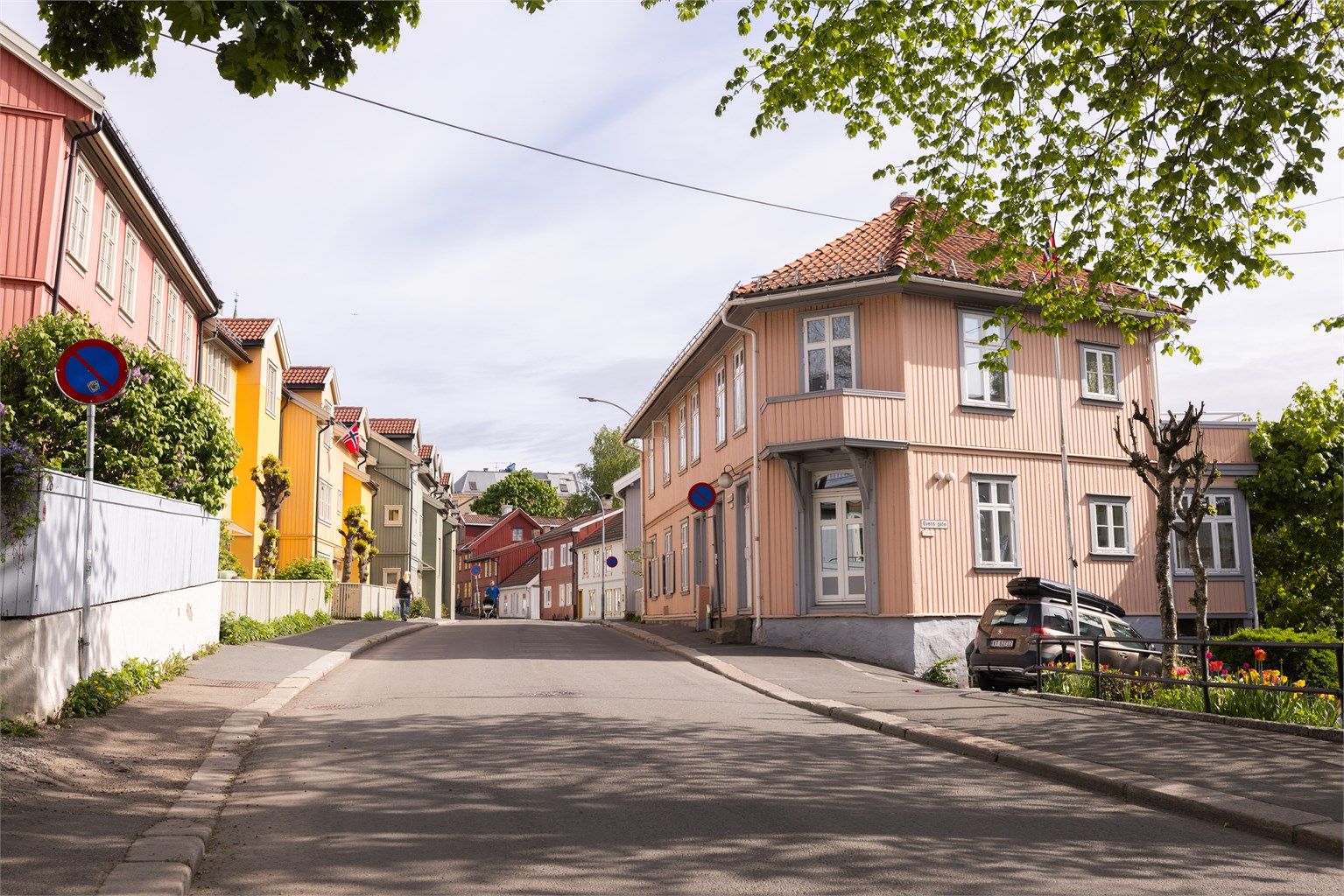 Her bor du i et nabolag der trehusbebyggelse, klassiske bygårder og små, grønne lommer skaper en lun og nærmest landsbyaktig atmosfære