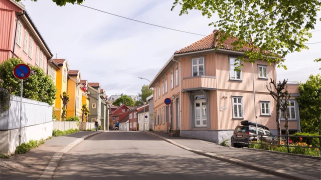 Her bor du i et nabolag der trehusbebyggelse, klassiske bygårder og små, grønne lommer skaper en lun og nærmest landsbyaktig atmosfære