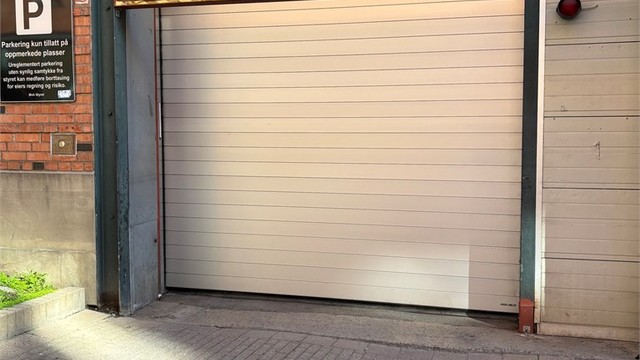 Elektrisk portåpner med fjernkontroll. Adkomst fra Falbes gate