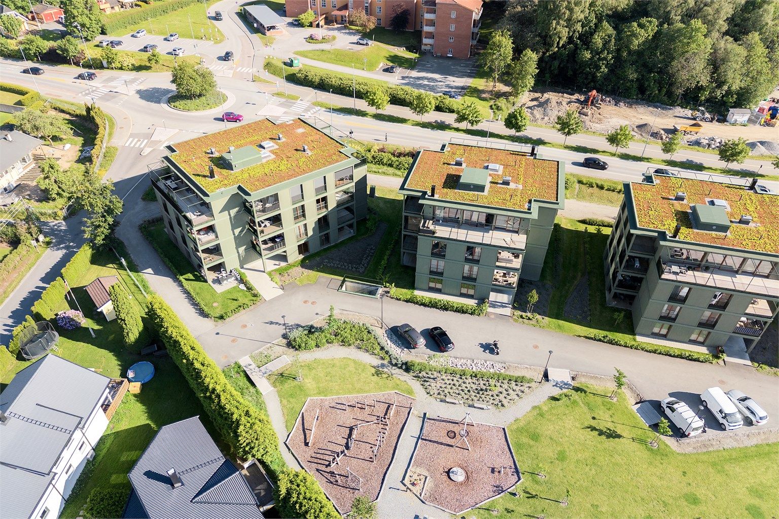 Sameiet har pent opparbeidede fellesarealer med lekeplass, gressplen og diverse beplantning.