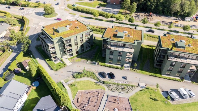 Sameiet har pent opparbeidede fellesarealer med lekeplass, gressplen og diverse beplantning.