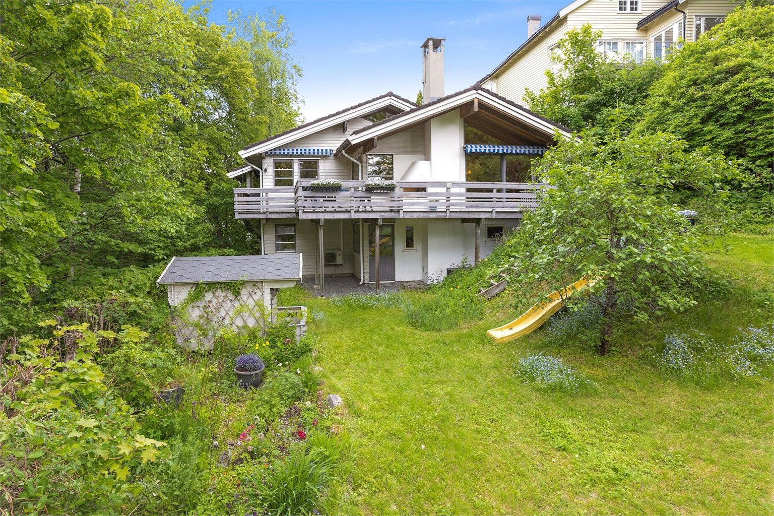 Enebolig over to plan beliggende skjermet og tilbaketrukket - Hybel - God takhøyde - Kort vei til buss. 