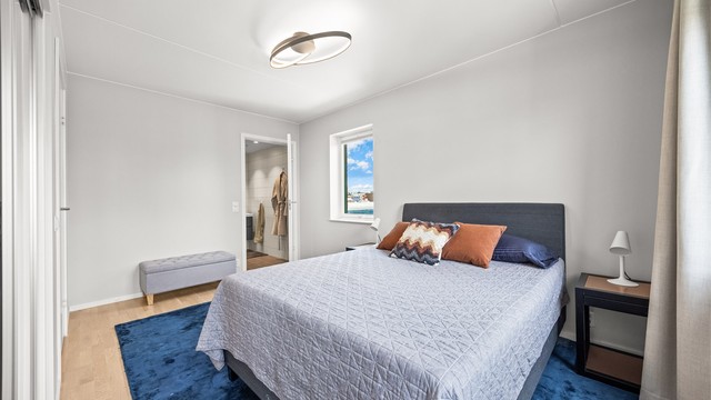 Fra hovedsoverommet er det direkte adkomst til et privat baderom.