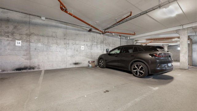Leiligheten disponerer parkeringsplass nr. 13 i felles garasjeanlegg i kjelleren.