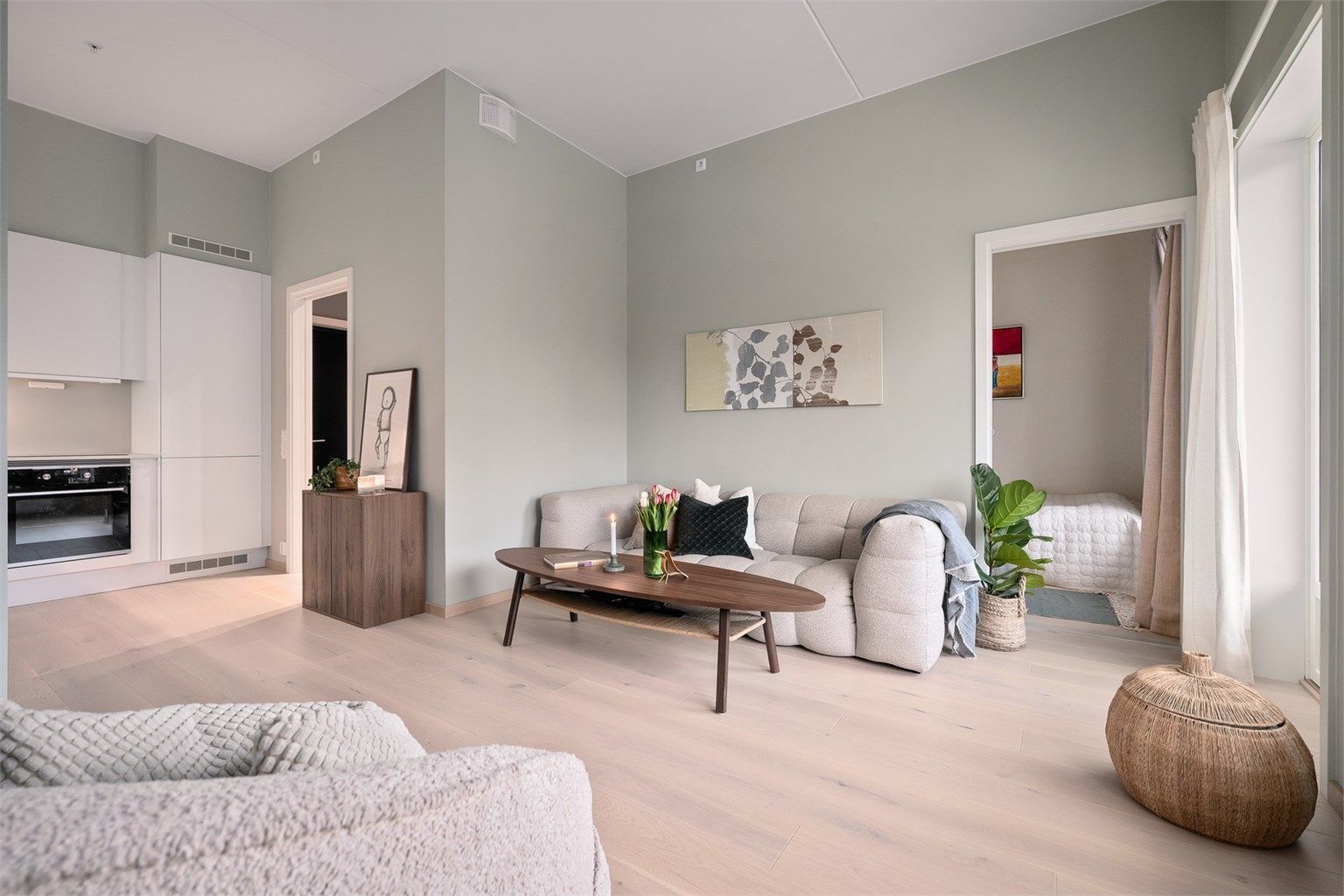 Svært god planløsning med åpen stue/kjøkkenløsning, 2 soverom, bad og entré. 