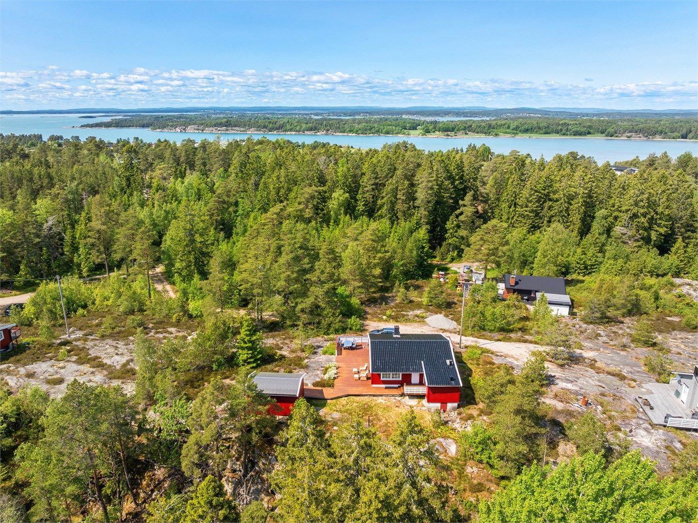 Fra E6 tar det ikke mer enn om lag 10 minutter frem til eiendommen, fra Oslo under én time.
