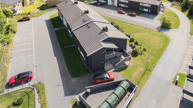 Sameiet har felles avfallsstasjon og velholdte uteområder.