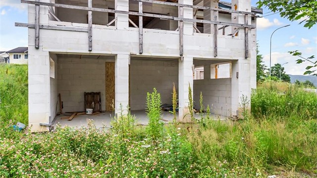 Yttervegger, takkonstruksjon og innvendige skillevegger er i hovedsak oppført, men samtlige bygningsdeler mangler ferdigstillelse.