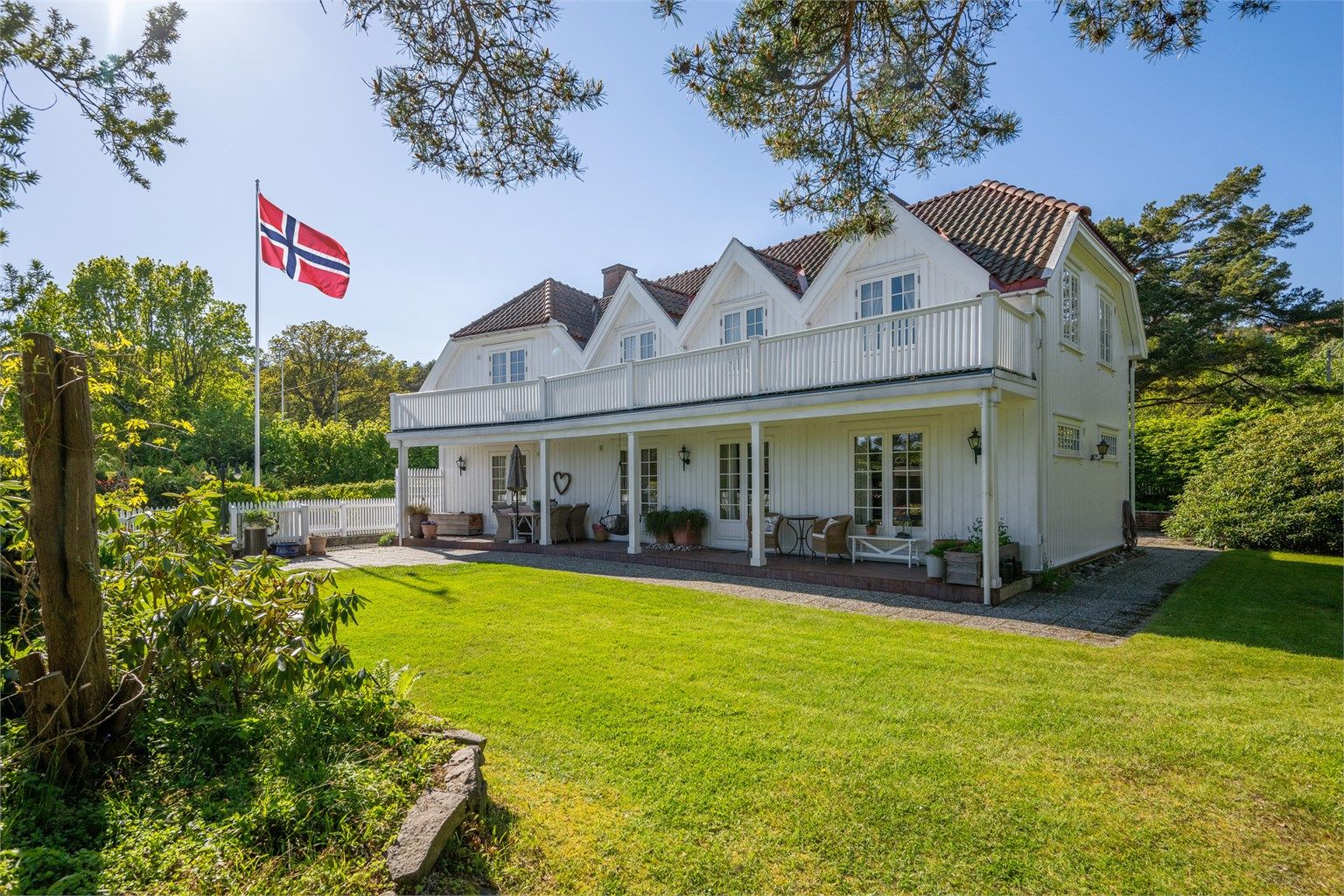 Drømmer du om et hjem med sjel og herlig atmosfære? Denne fantastiske eiendommen ligger på Holtane og er en ærverdig eiendom fra 1893 og boligen tilbyr en unik kombinasjon av gammel sjarm og moderne innredning.
