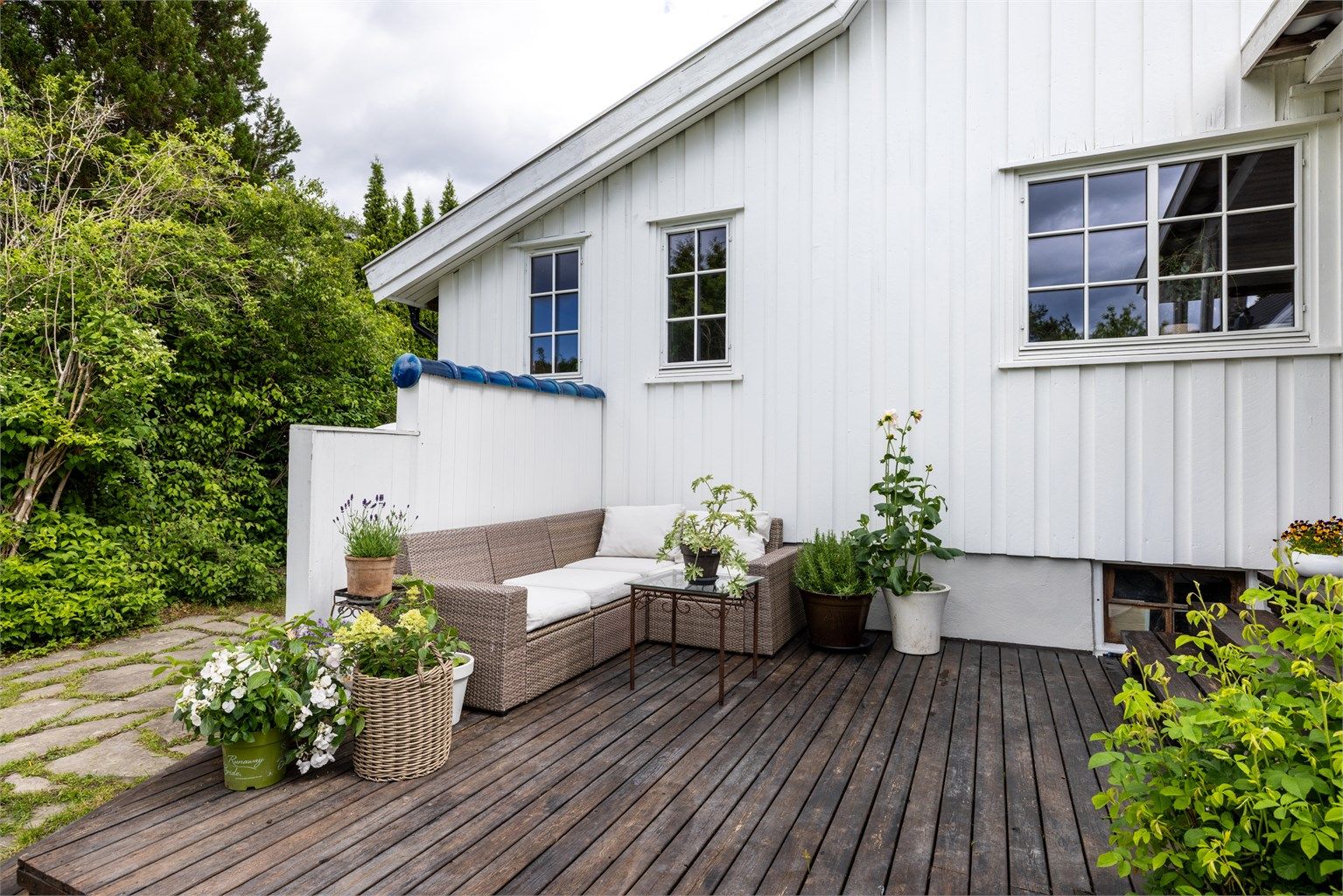 Den åpne delen av terrassen gir direkte tilknytning til hagen.