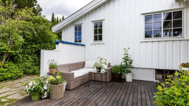 Den åpne delen av terrassen gir direkte tilknytning til hagen.