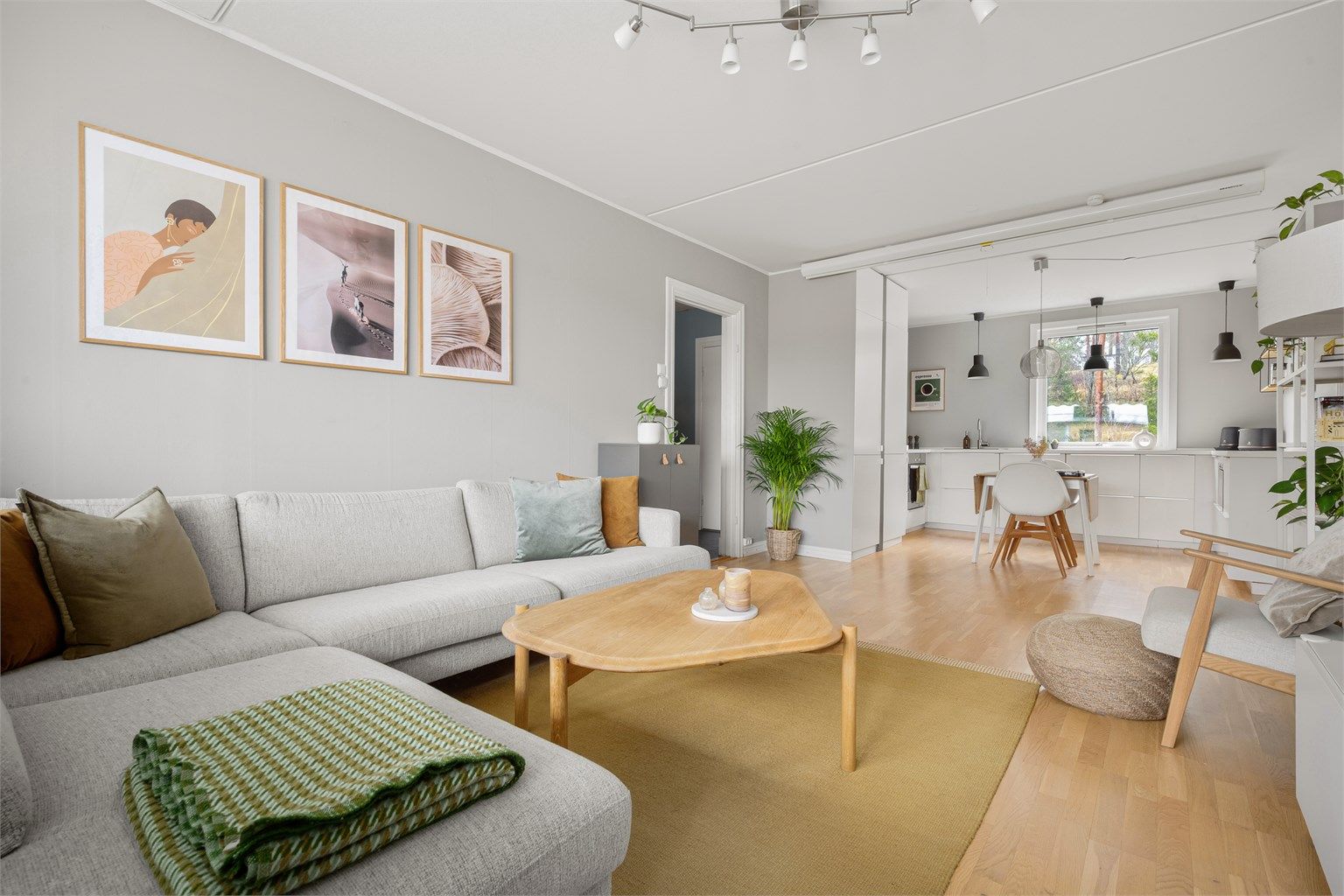 Den åpne løsningen mellom stue og kjøkken skaper et sosialt og innbydende samlingspunkt i boligen.
Filmkveld? Kuul prosjektor med lerret medfølger! Foto: Martine Eren Jacobsen.