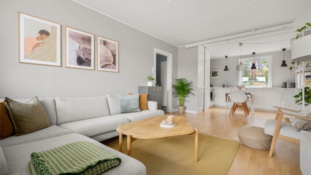 Den åpne løsningen mellom stue og kjøkken skaper et sosialt og innbydende samlingspunkt i boligen.
Filmkveld? Kuul prosjektor med lerret medfølger! Foto: Martine Eren Jacobsen.