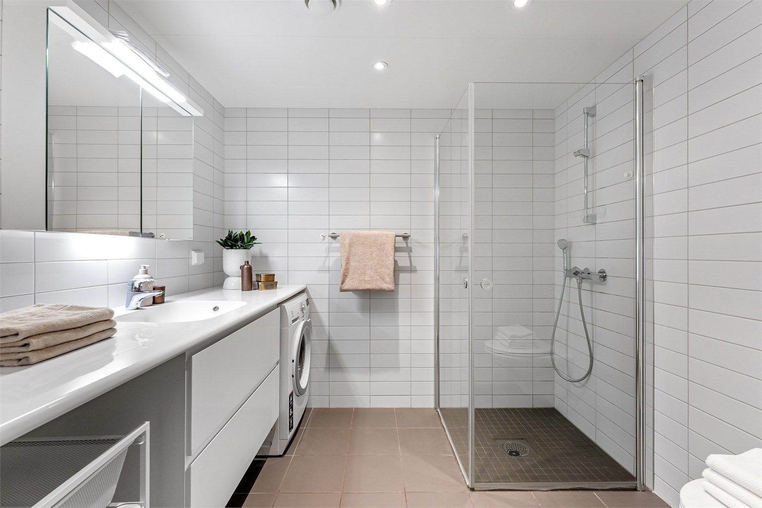 Pent baderom med fliser på gulv med gulvvarme, fliser på vegger og takplater i himling