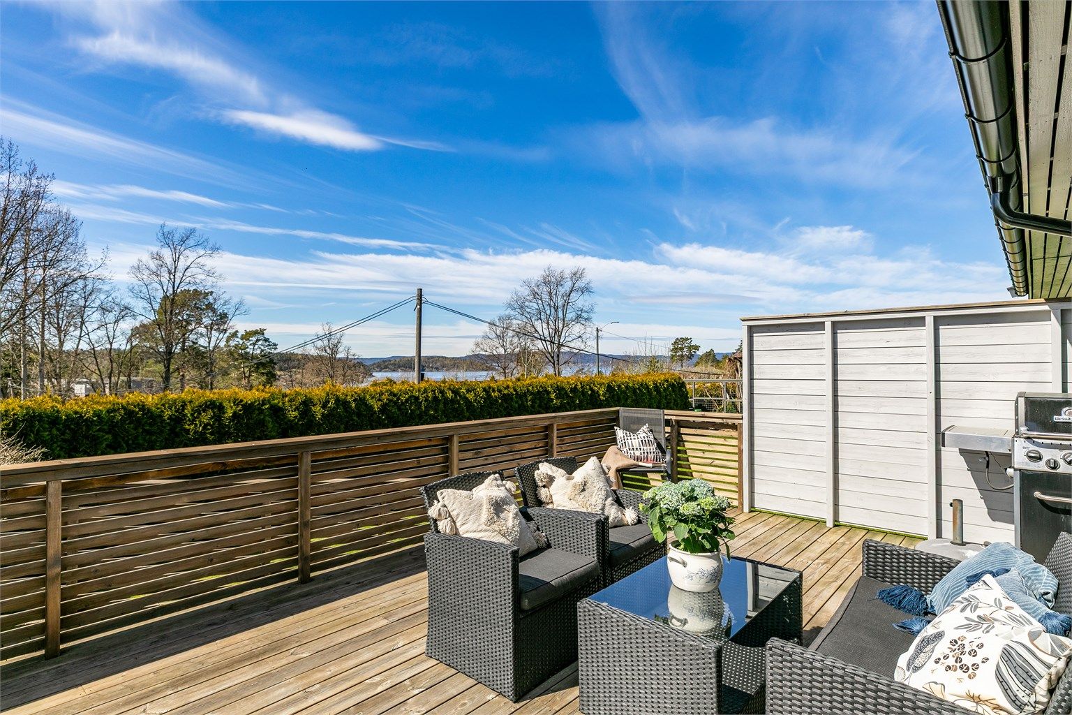 Boligen er elevert i forhold til Brevikveien foran og lite utsatt for innsyn. Flott utsikt til sjøen sees både ute og inne. Fotograf; Børge Oppegård.