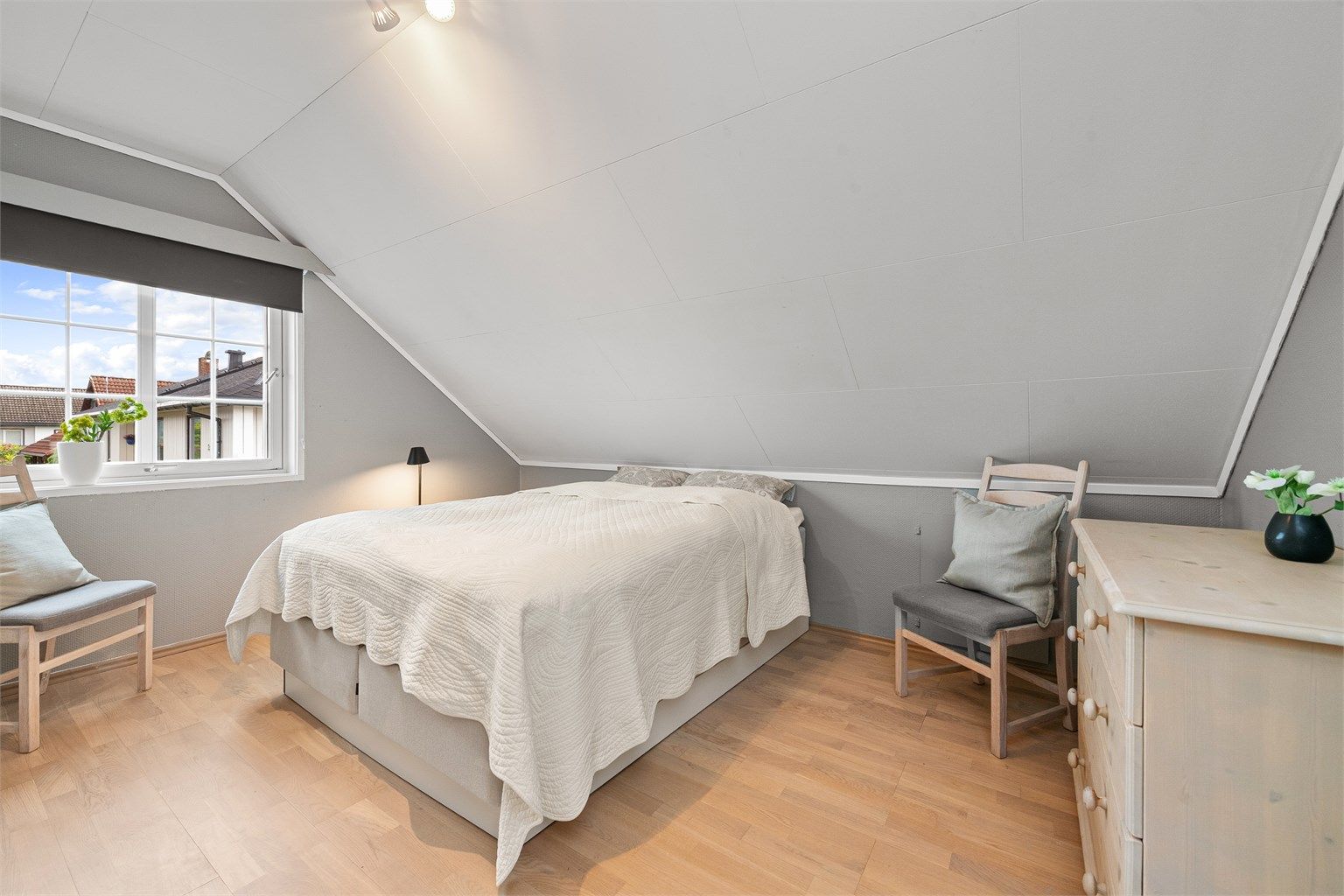 Soverommene i loftsetasjen har malte, tapetserte vegger og parkett på gulv.