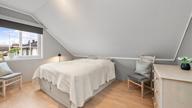 Soverommene i loftsetasjen har malte, tapetserte vegger og parkett på gulv.