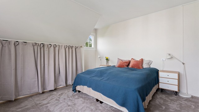 Hovedsoverommet har god plass til dobbeltseng og garderobeløsning.